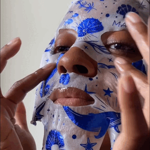 Animated demonstration of Marée marine collagen face masks being applied for fresh, glowy-looking skin.