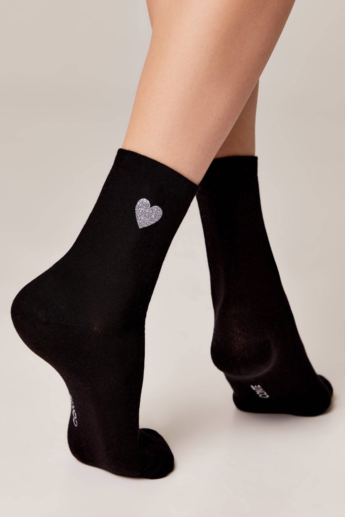 Conte Classic 427 cotton socks with shimmering heart pattern, styled photo (3)