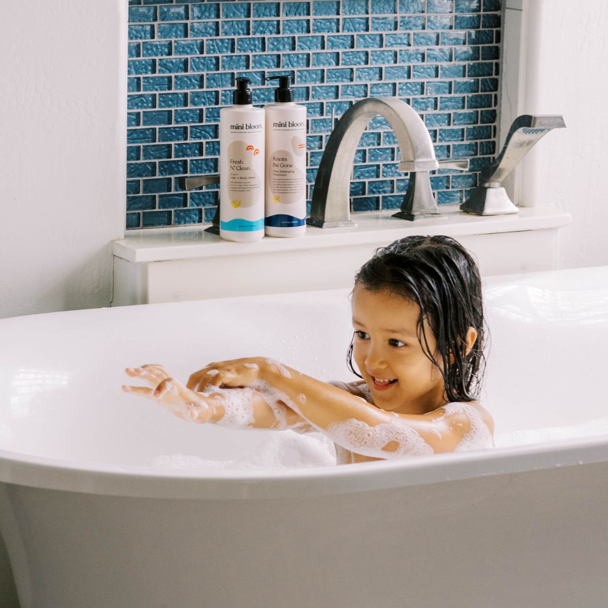 mini bloom Bath Time Duo wash and detangler set, alternate view