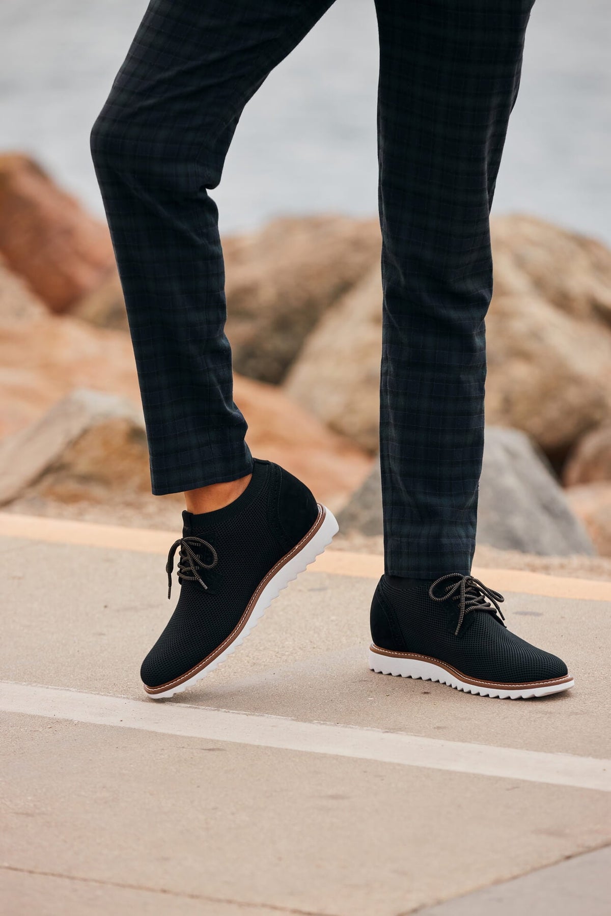 CALTO J1502 noir knit business casual shoe, final product photo