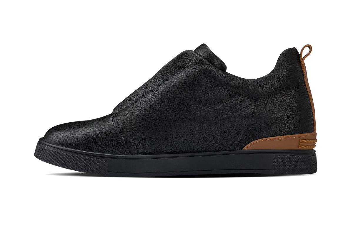 CALTO J1931 leather snoafer in black with black sole, additional detail