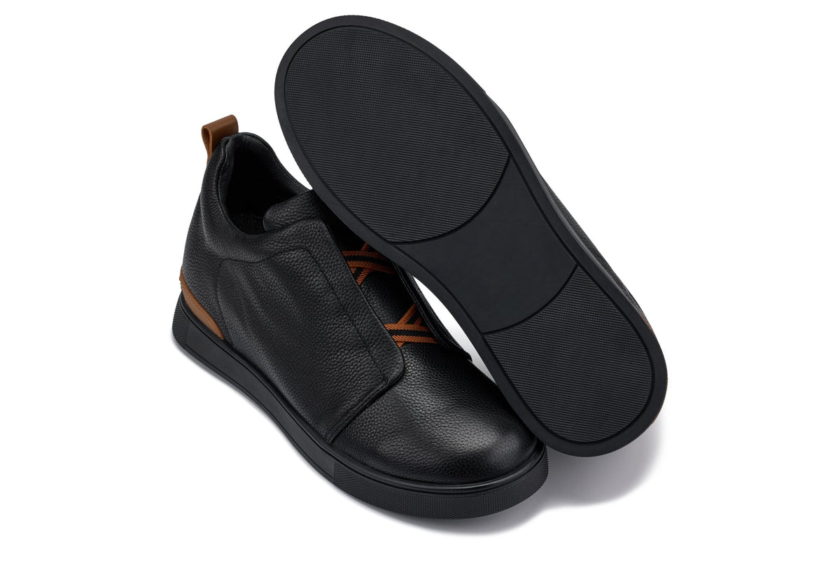 CALTO J1931 leather snoafer in black with black sole, additional detail, close view