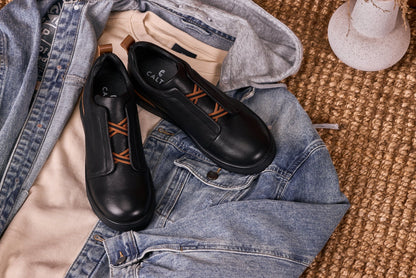CALTO J1931 leather snoafer in black with black sole, main product photo