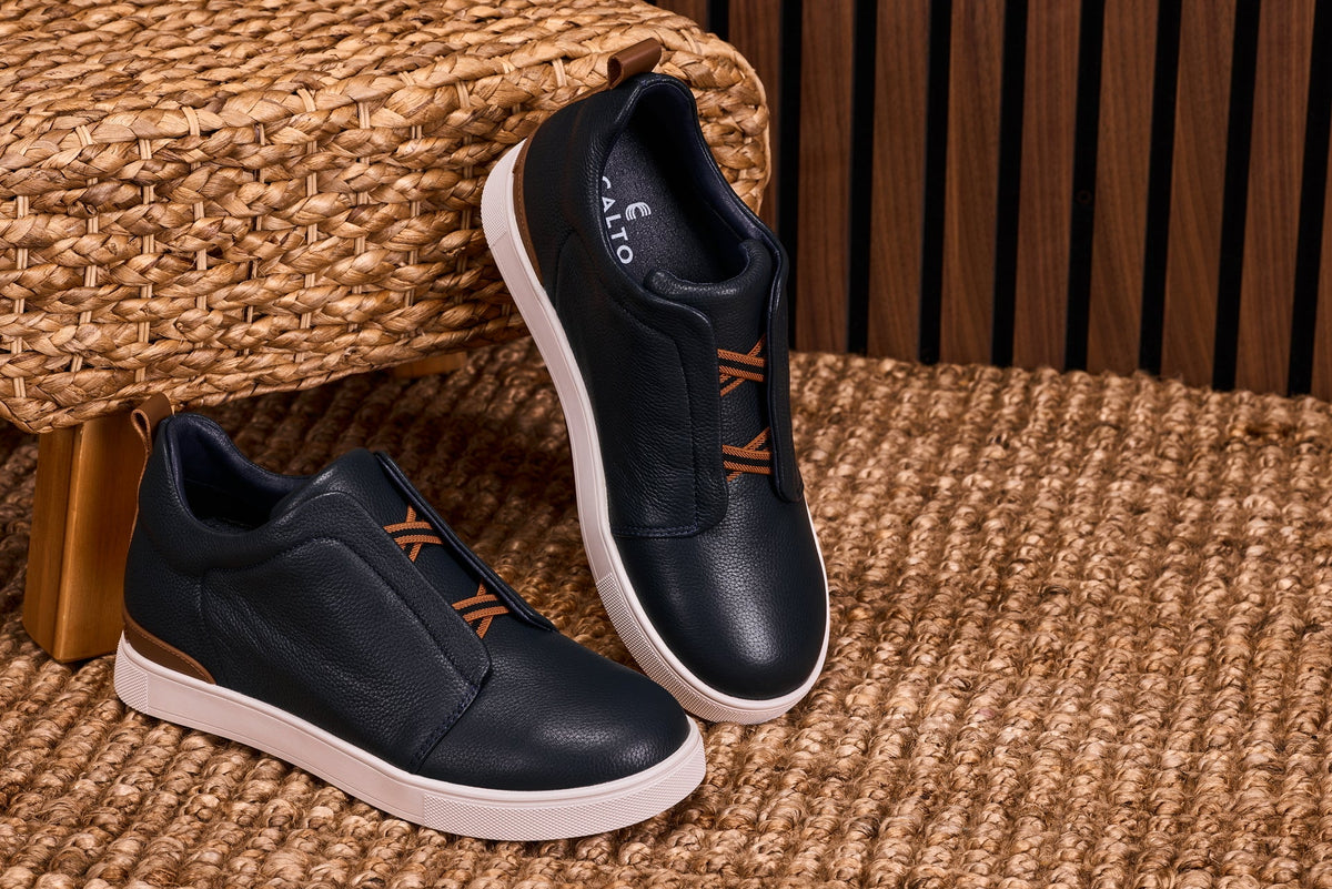 CALTO J1934 leather snoafer in navy, main product photo