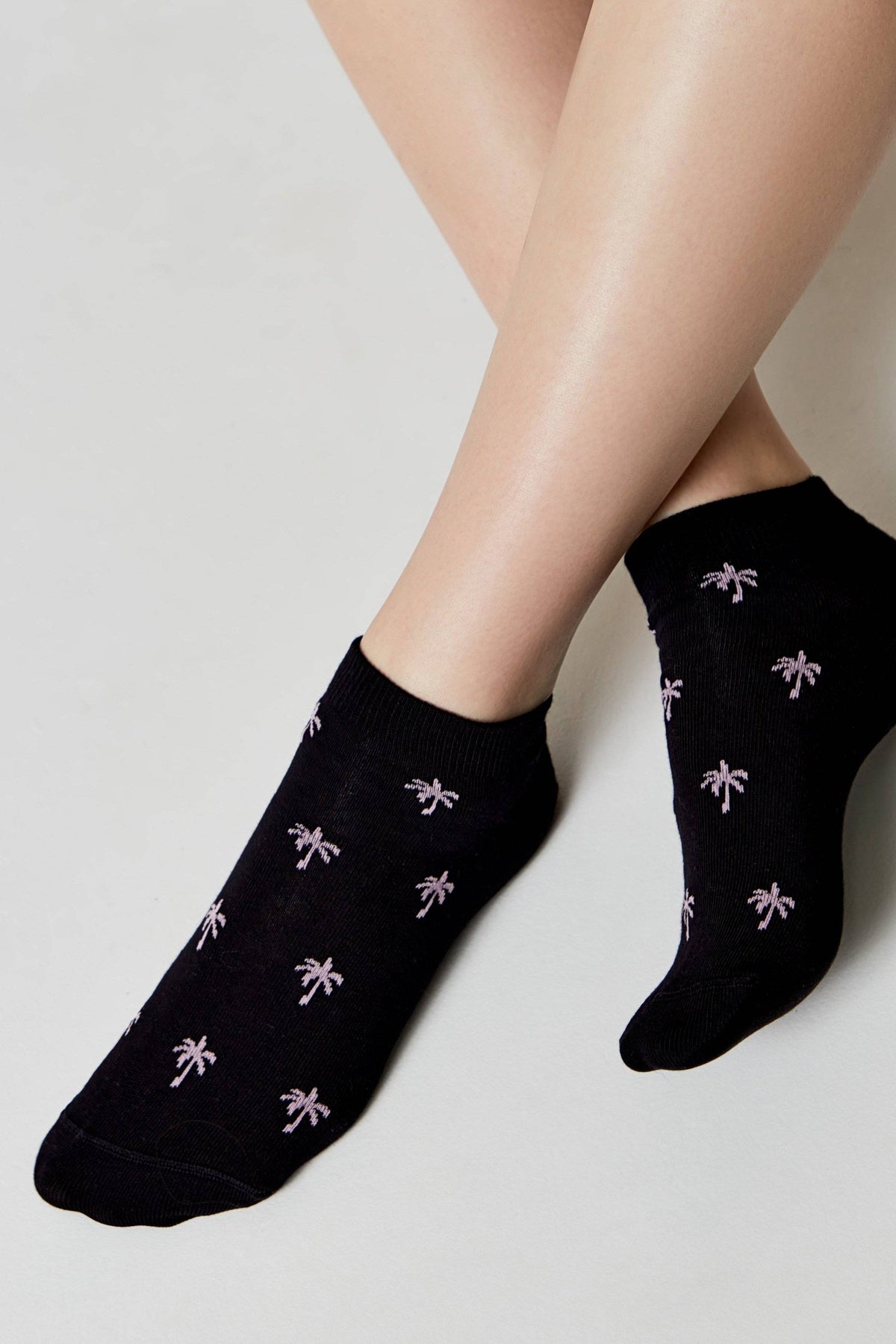 Conte Active 589 cotton ankle socks with palm tree pattern, styled photo (6)