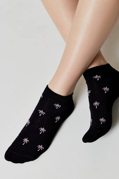 Conte Active 589 cotton ankle socks with palm tree pattern, styled photo (6)