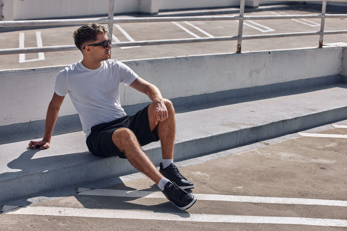 CALTO Q271 sneaker in black, outdoor photo