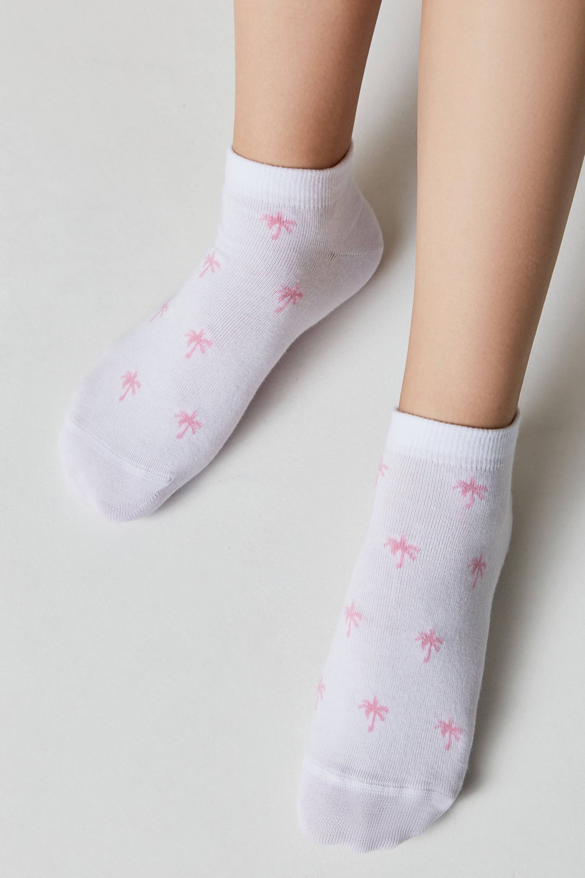 Conte Active 589 cotton ankle socks with palm tree pattern, styled photo (2)