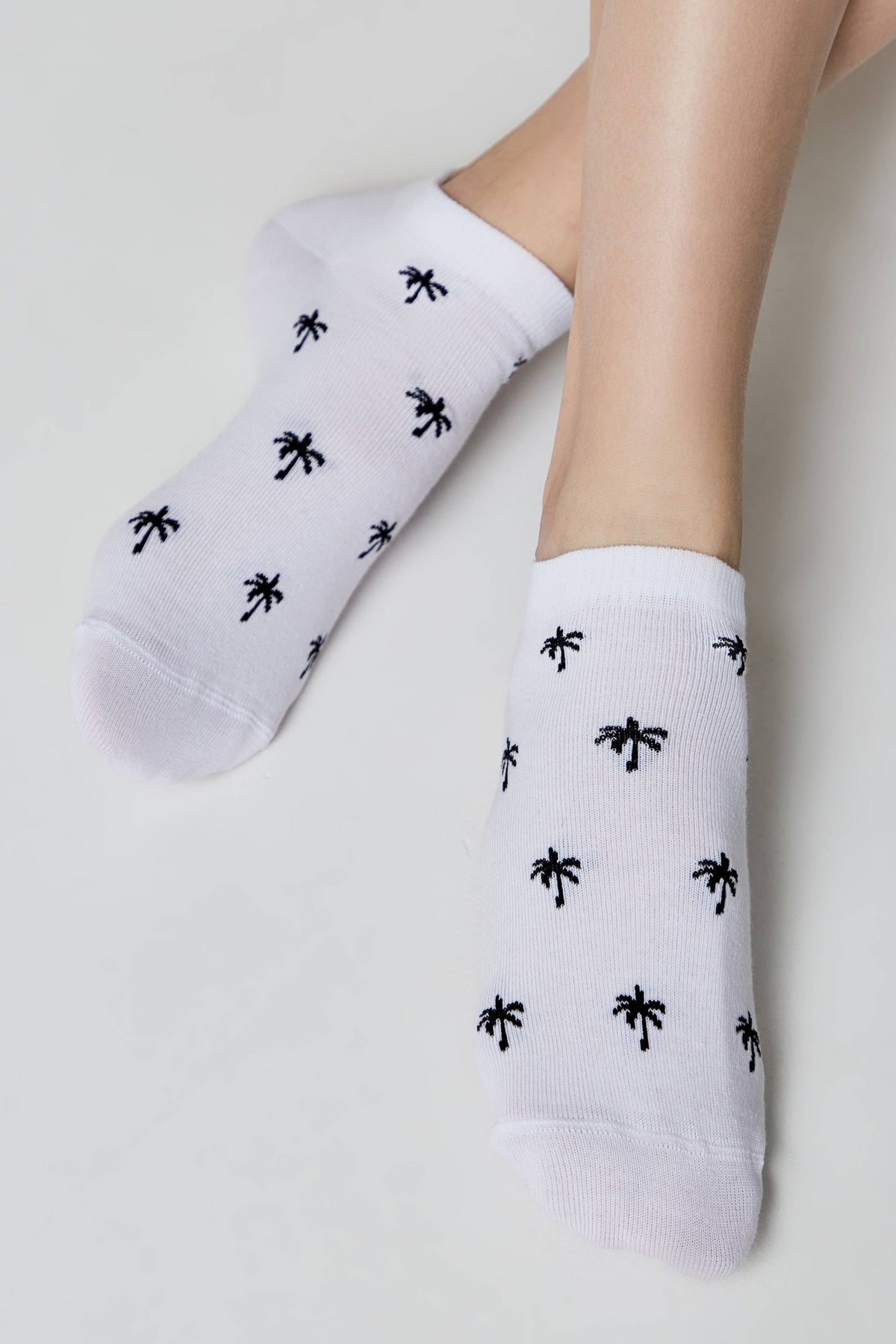 Conte Active 589 cotton ankle socks with palm tree pattern, styled photo (4)