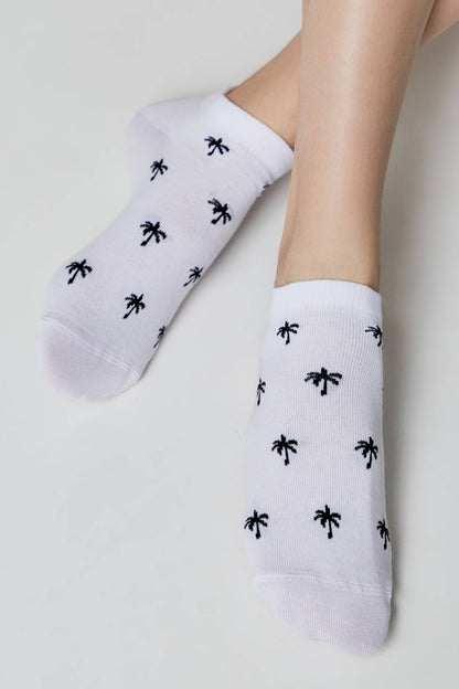 Conte Active 589 cotton ankle socks with palm tree pattern, styled photo (4)