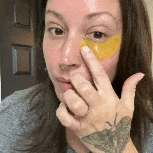 Animated demonstration of Marée 24K gold under-eye gel patches being applied under the eyes.