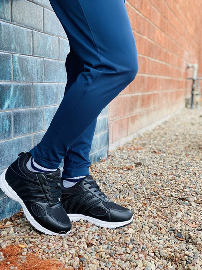 CALTO G3304 elevator sneaker in black, additional detail, close view